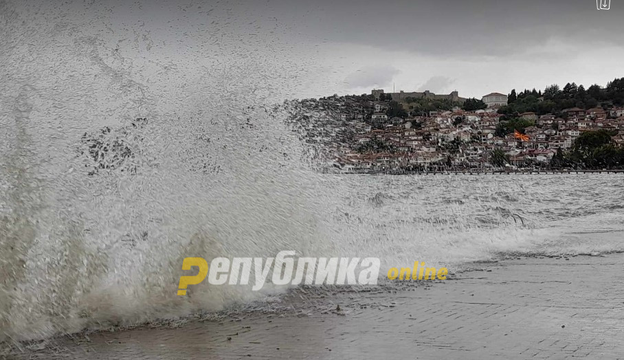 Високи бранови го поплавија кејот во Охрид