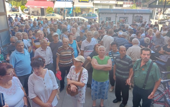 Прилепските пензионери бесни на претседателката Станка Трајкова, за утре најавен масовен протест