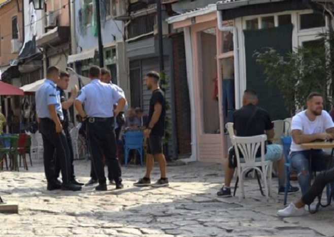 Излегол од берберница и почнал да го удира и навредува: Нападнат снимател на ТВ Алсат во Старата скопска чаршија