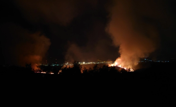 Пожарот кај Ајватовци е излезен од контрола, постои опасност ветрот да го прошири огнот кон селото