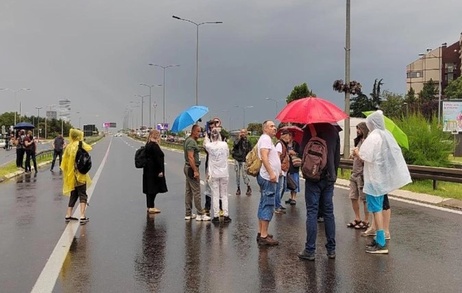 Издишуваат протестите против Вучиќ