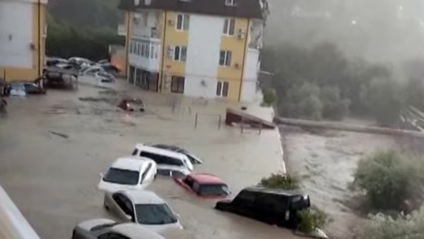 Во Русија поради поплави евакуирани повеќе од 2.000 луѓе