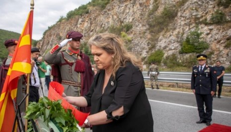 Mинистерката Петровска пред Велигден ги навреди македонските бранители