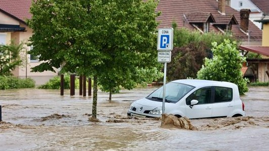 Што да правите ако ве фати поплава на пат и додека сте во автомобил