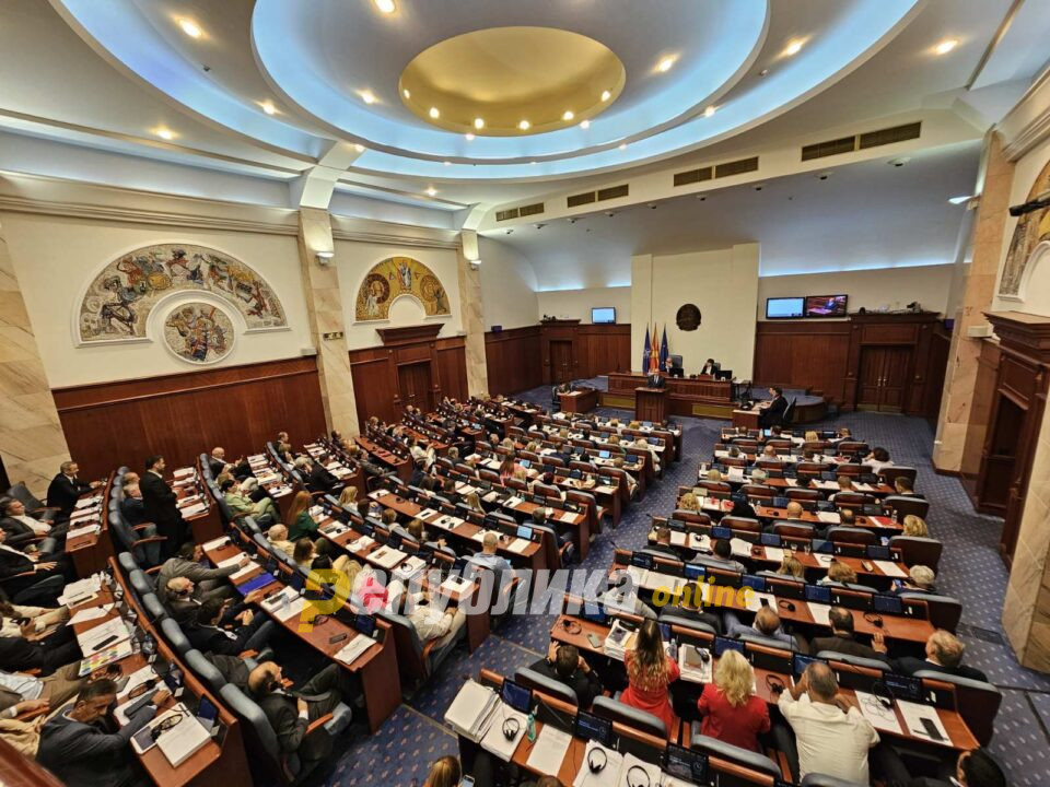 Власта има само 70 пратеници за промена на Устав? 47 гласаа против дневниот ред
