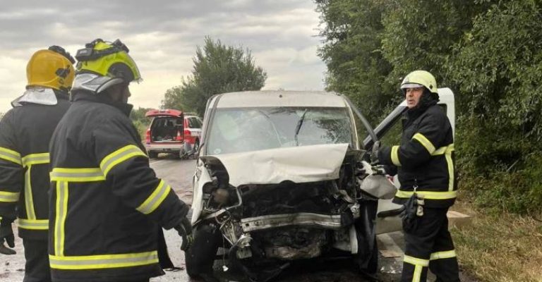 Страшна сообраќајна незгода во Грција: четворица мртви, тројца повредени
