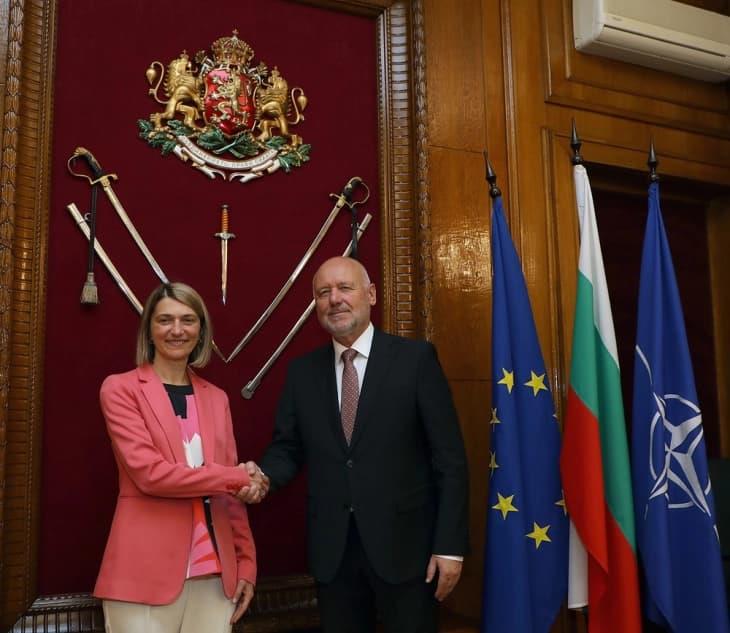 Министерот за одбрана на Бугарија на средба со амбасадорката Руси Поповска: Преземените обврски на Македонија гарант за безбедноста на регионот