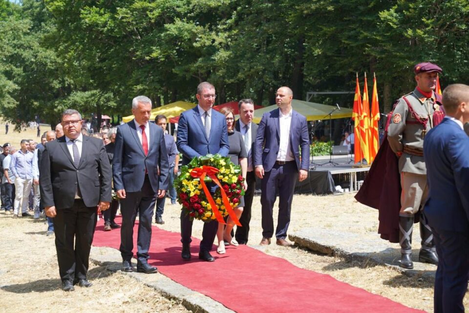 На Мечкин Камен делегацијата на власта исвиркана, а делегацијата на ВМРО ДПМНЕ, дочекана со овации