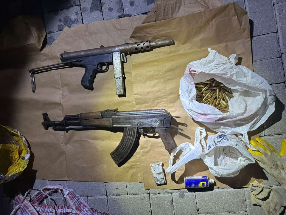 Ги фрлил во кантата пред дворот: Кај скопјанец пронајден цел арсенал оружје