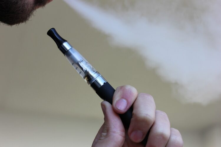 „Гардијан“: Електронската „vape“ цигара содржи никотин