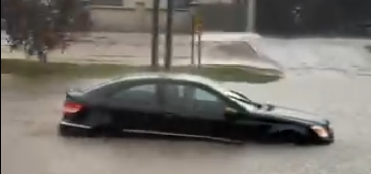 Возила пловат по поплавените улици на Нови Сад, тешко невреме со град го парализира градот