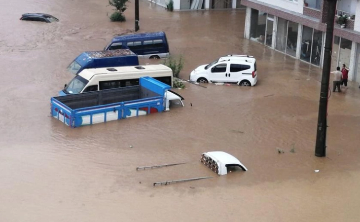 Најмалку четири лица загинаа во поплавите во Турција