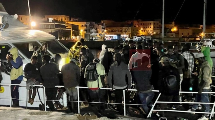 Две жртви во судар на камион и автобус со мигранти во Италија