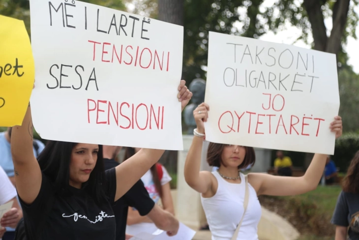 Протест пред албанскиот Парламент за изгласување закон за минимална плата и пензија