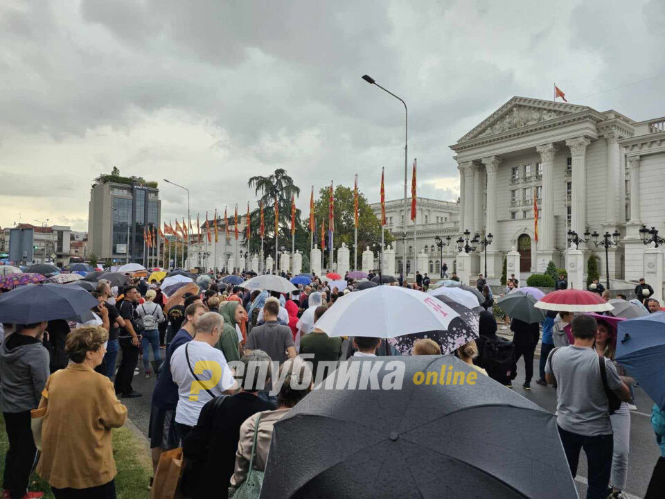 Револтиран граѓанин на протестот: Мајка ми за седум дена се претвори во жив мртовец