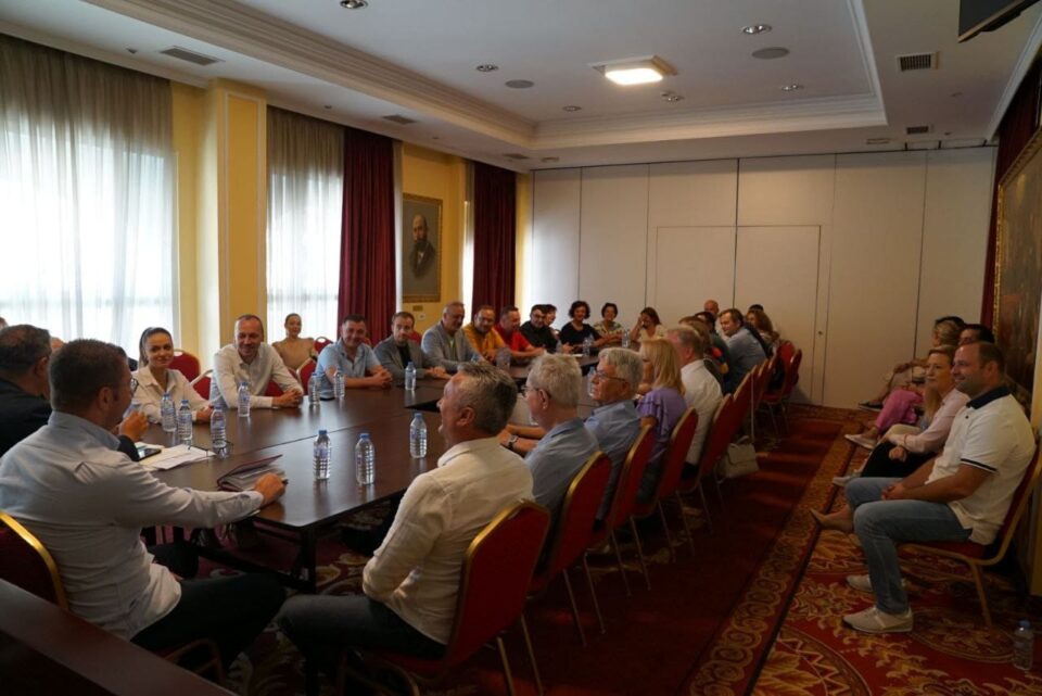 Мицкоски на средба со пратеничката група на ВМРО-ДПМНЕ и Коалицијата