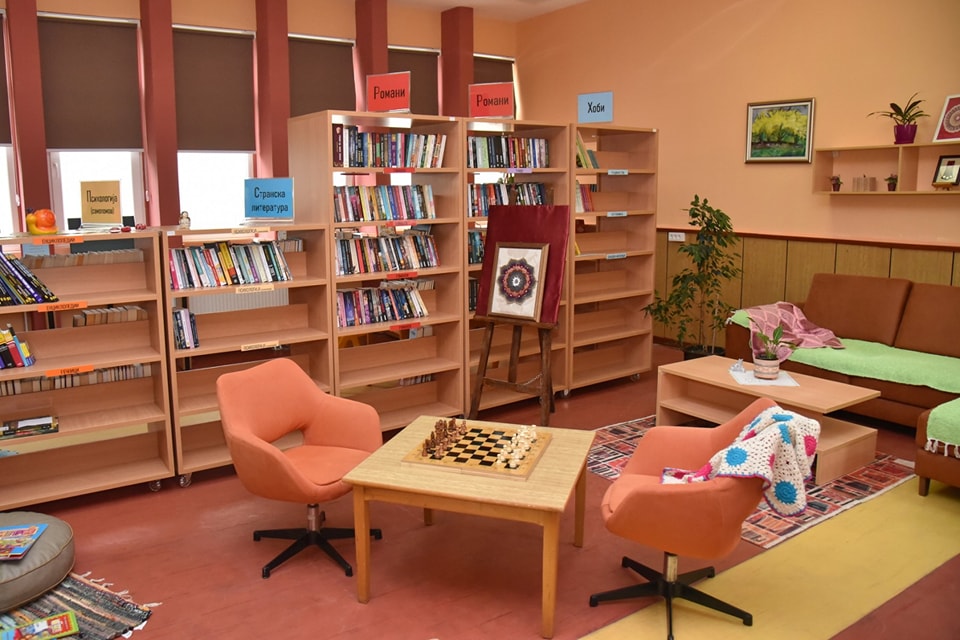 Костадиновска-Стојчевска: Во Битолската библиотека од денеска е отворена „Дневна соба“, слободен простор за едукација и дружење