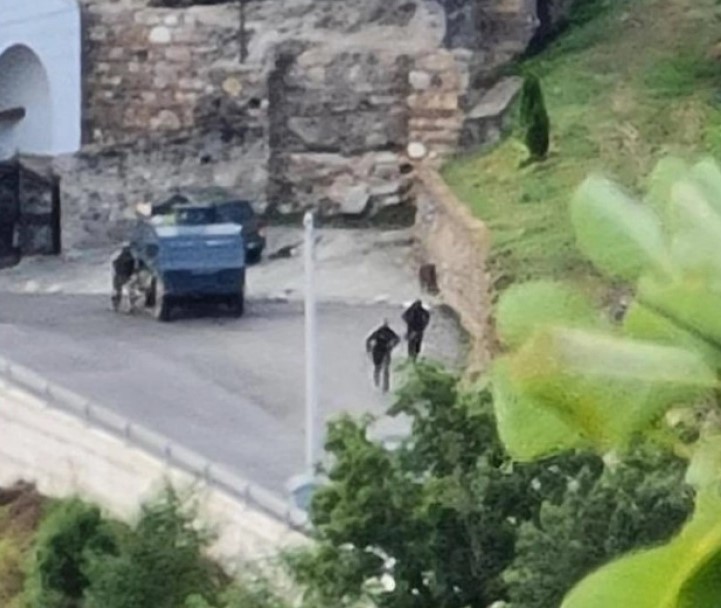 Косовската полиција во Бањска пронашла повеќе возила, оружје и воена опрема