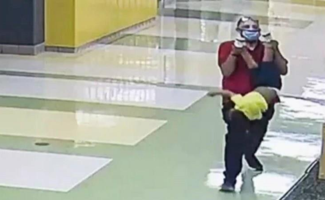Скандал во САД: Вработен во училиште удира тригодишно аутистично дете и го носи држејќи го за нозе