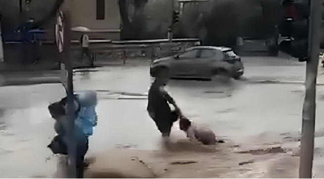Надојдената вода во Грција носеше жена, едвај ја спаси случаен минувач