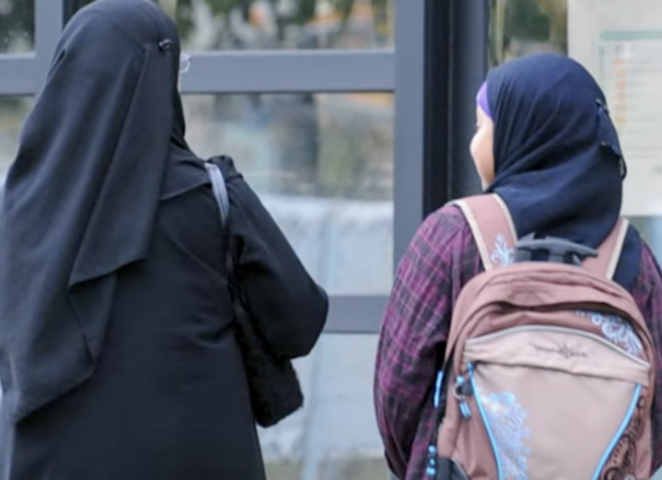 Девојчиња што одбиле да ја соблечат муслиманската наметка отстранети од час во Франција