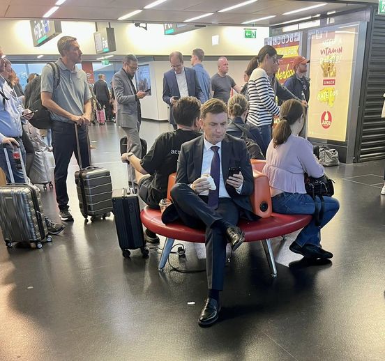 Кога ќе порасне сака да биде Вучиќ: Османи на аеродром се сликаше со сендвич