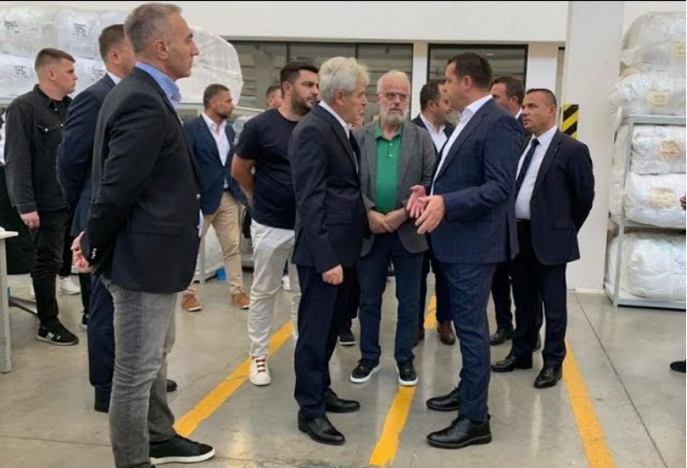 Четворица македонски министри и спикер се воодушевуваат на душеци во Косово