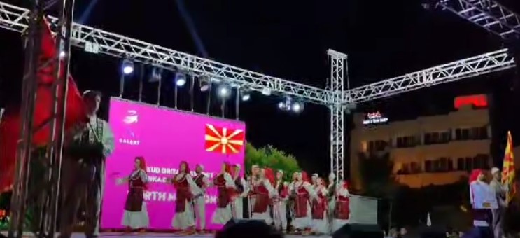 Што федерализација: Maкедонија на фолклорен фестивал во Турција претставена со две знамиња