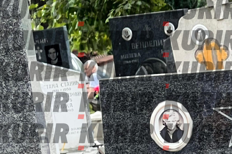 Фута неутешен на гробот на Марина и синовите: Го закопа целото семејство, исцрпен е од болка