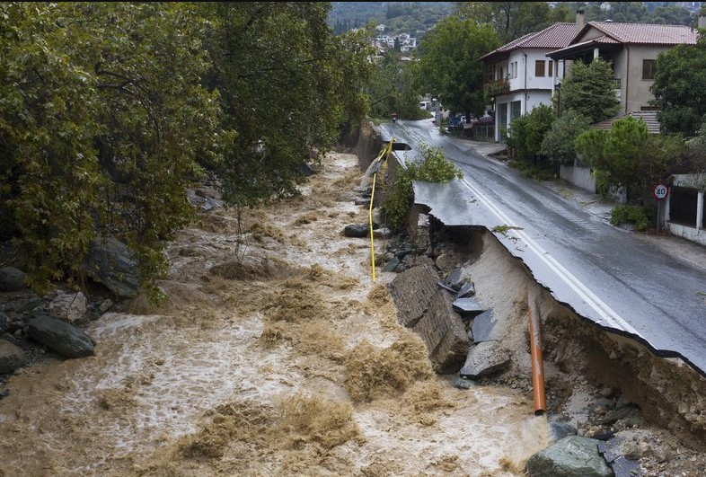 Расте бројот на жртвите во поплавите во Грција