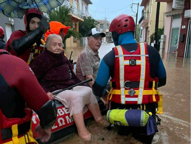 Спасени над 400 лица во невремето во Грција, четворица се уште се исчезнати