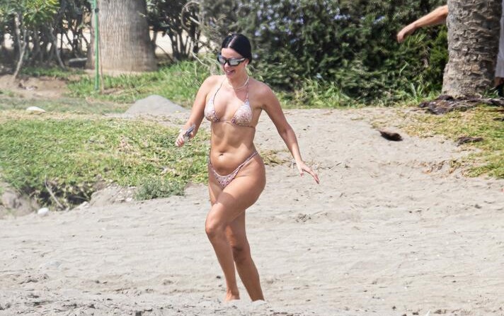 Најжешката хрватска навивачка е непрепознатлива без фотошоп: Папараците ја снимиле Ивана Кнол на плажа во бикини