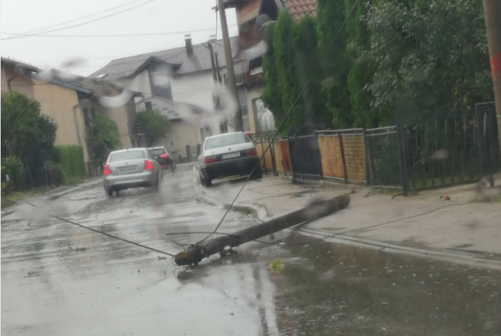 Многу улици под вода: По силното невреме во Сараево објавено предупредување граѓаните да се подготват за поплави