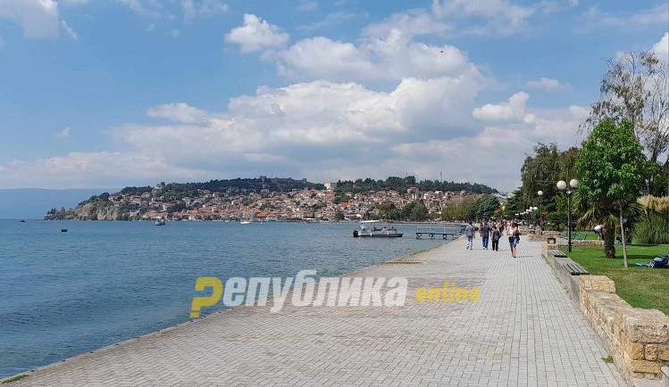 „Зошто никој не зборува за ова место?“ прашува „Дејли Мејл“ оценувајќи го Охридското Езеро како едно од најпотценетите места во Европа