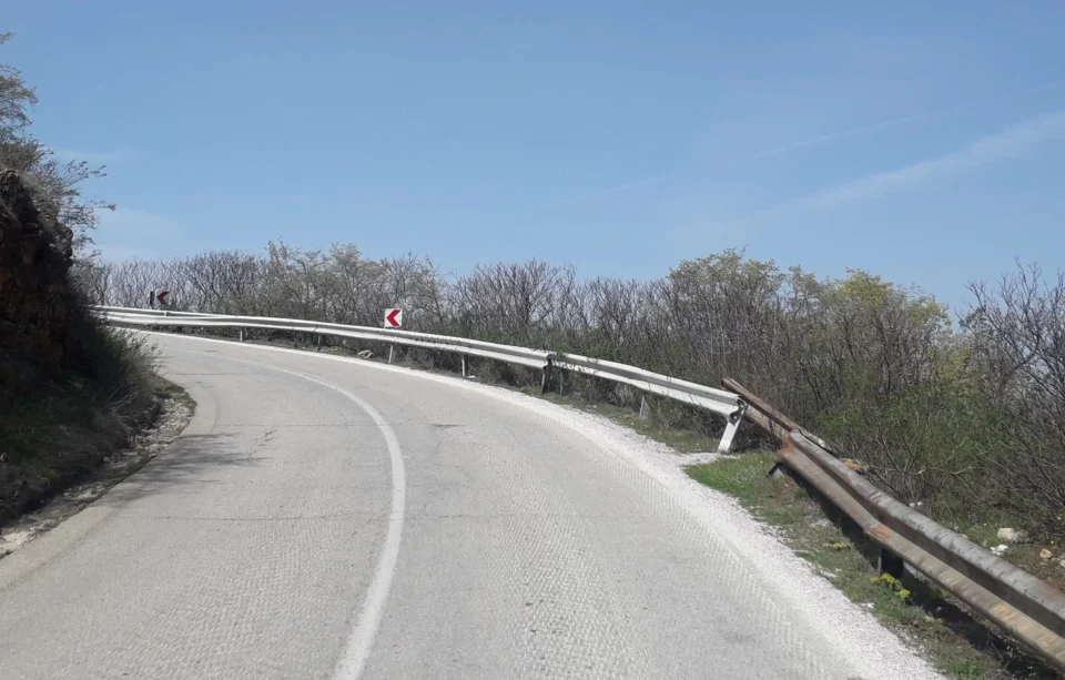 Патот Охрид-Св. Наум тесен и небезбеден, патувањето трае цел час