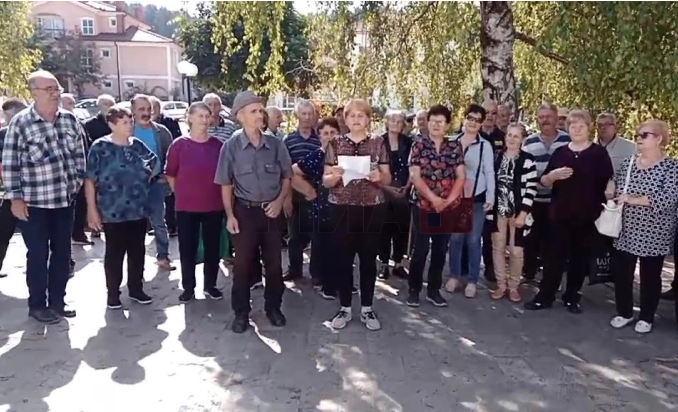 Пензионерите од Пехчево, кои не успеаја да дојдат во Скопје, протестираа во својот град