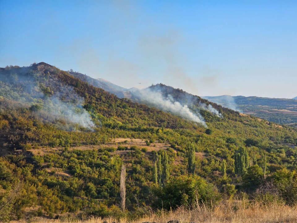 ЦУК: Вчера изгаснати четири пожари на отворено, активен пожарот во општина Дебар