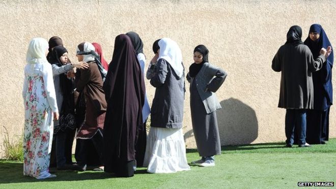 Француските училишта испратија дома десетици девојчиња кои не сакаа да ја соблечат муслиманската облека