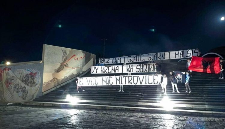 Среде Скопје албански знамиња и порака дека едната глава на орелот е во Митровица