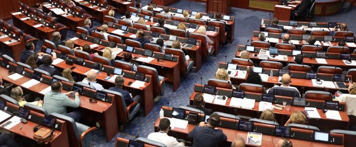 Намигнувањето на Маричиќ ја прекина седницата за пратенички прашања, ВМРО-ДПМНЕ бара оставка