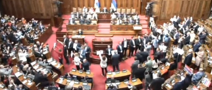 Српската опозиција со врева ја спречува седницата на Парламентот, и покрај ова зборува Брнабиќ