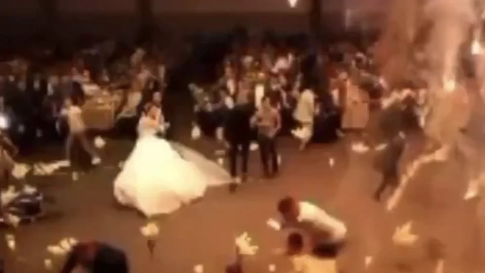Ова е моментот кога свадбарскиот огномет предизвика трагедија во која загинаа најмалку 100 сватови