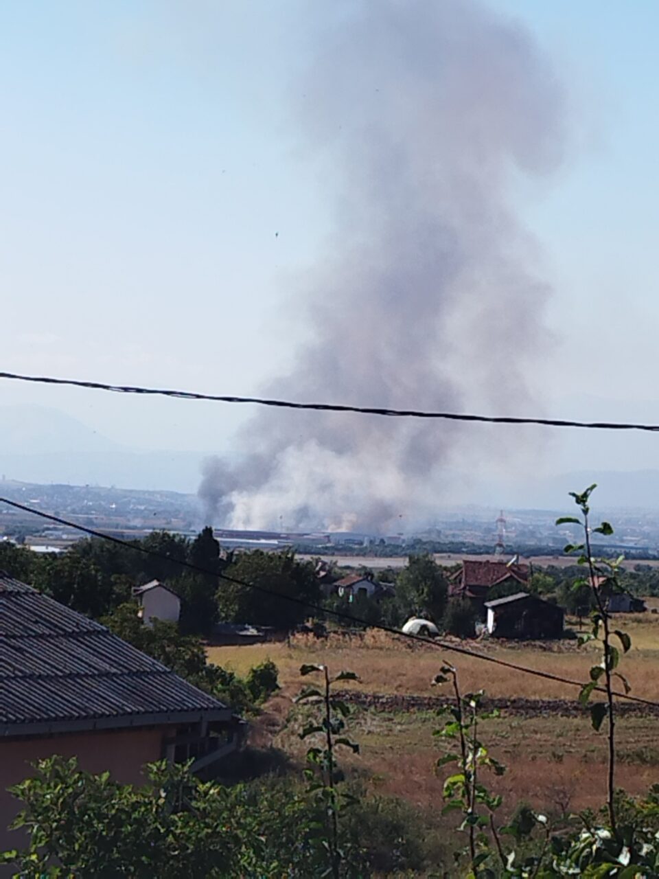 Чадот и пепелта над Скопје доаѓаат од запаленото ѓубре кај Арачиново