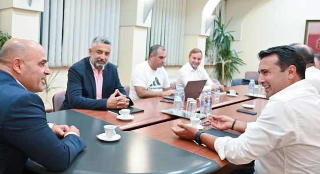 Насмеани: Заев и Ковачевски седнаа на иста маса