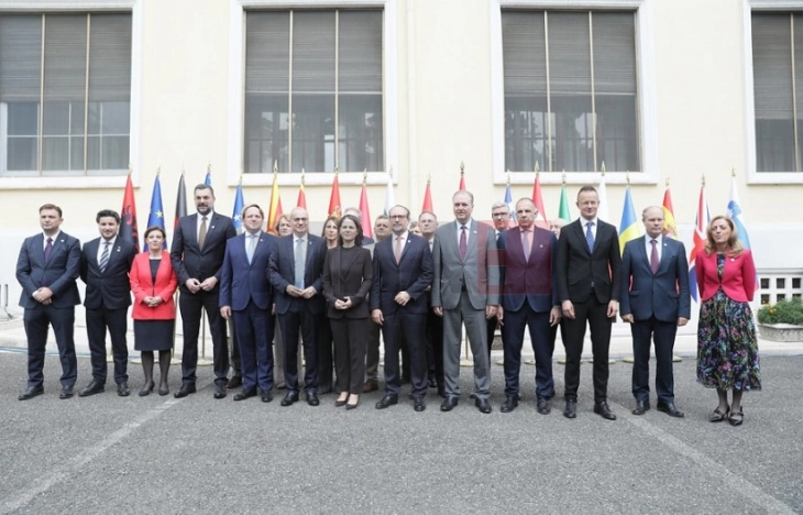 Заедничката фотографија од средбата во Тирана без Дачиќ поради знамето на Косово