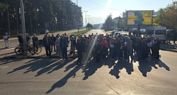Пензионерите од Тетово го блокираа влезот во градот, бараат повисоки пензии