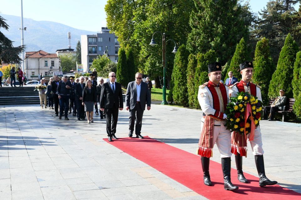 Владина делегација оддаде почит пред споменикот на Гоце Делчев по повод „23 Октомври – Ден на македонската револуционерна борба“