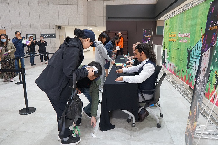 Редици фанови за автограм на турнејата на Владимир Четкар во Јужна Кореја
