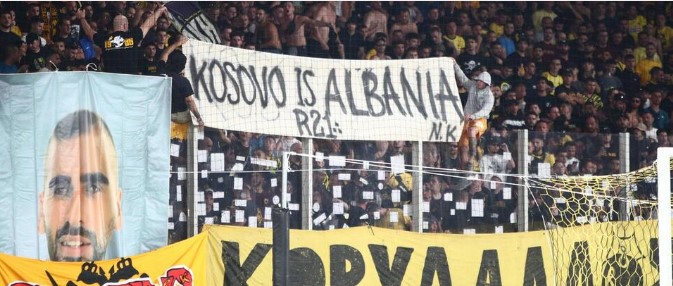 Ги чека висока казна: Откриени навивачите на АЕК кои  вееја транспарент „Косово е Албанија“