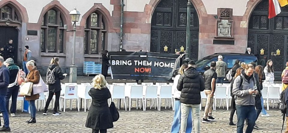 Во Франкфурт празни столчиња за киднапираните од Хамас